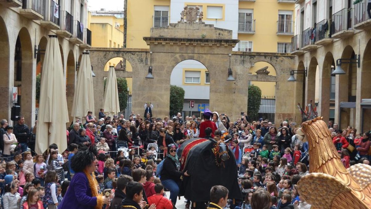 Imagen de la fiesta popular hecha en las Peixateries para serrar la última pierna a la Vella Quaresma.