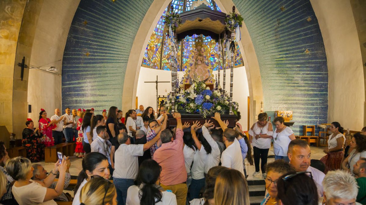 La imagen de la Virgen del Rocío en el Santuario de Loreto.