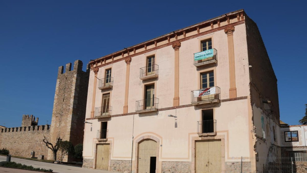 El edificio conocido como casa Contijoch en Montblanc, que el Ayuntamiento ha descatalogado y derribará para liberar un tramo de la muralla de Sant Francesc.