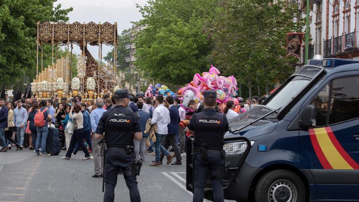 Agentes de la Policía Nacional vigilando uno de los actos de Semana Santa en Sevilla.