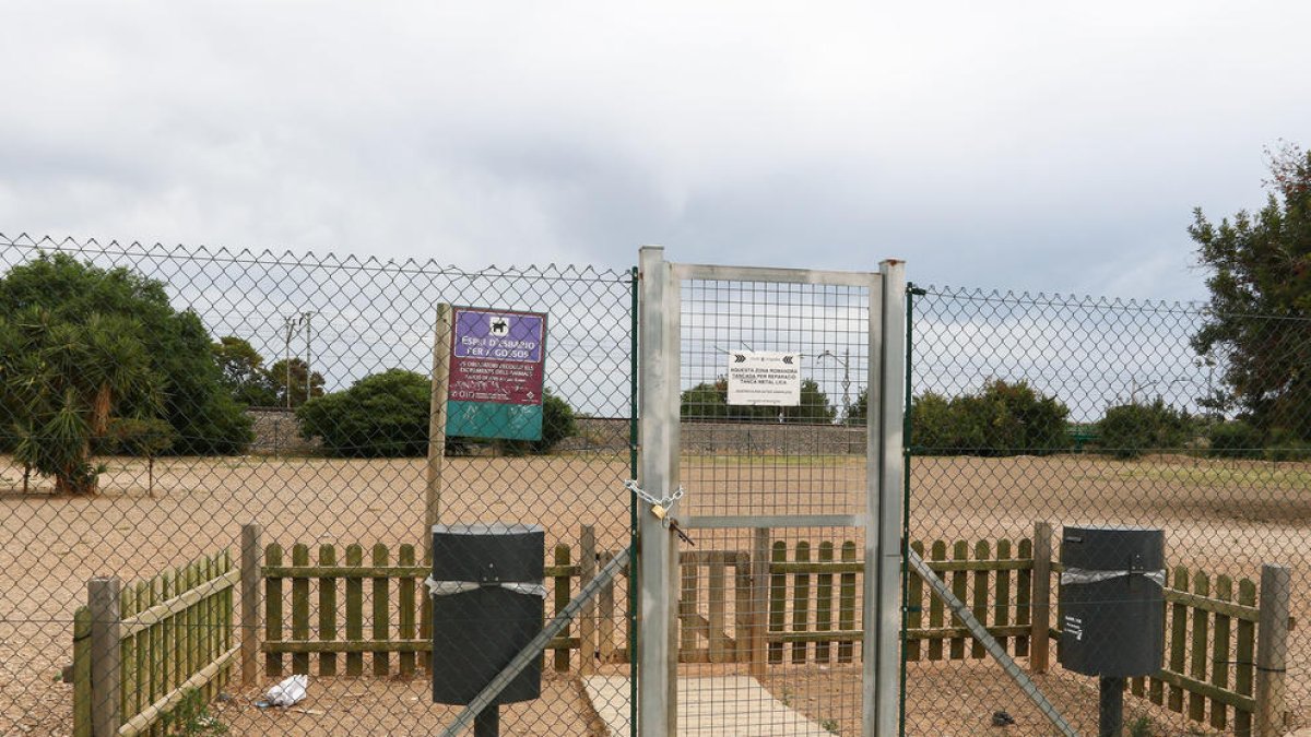 L'entrada al parc està prohibida fins que s'instal·li la nova tanca per falta de seguretat.