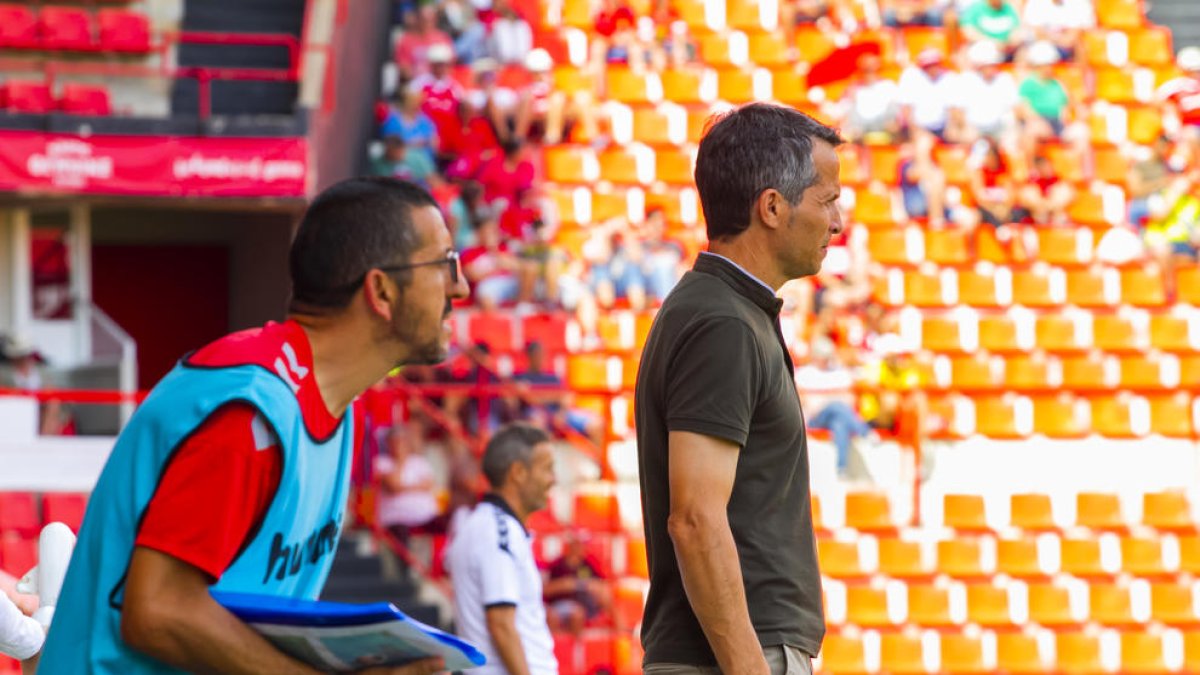 A l'esquerra de la imatge, Manolo Oliva, durant el Nàstic-La Nucía, acompanyat de l'entrenador grana, Xavi Bartolo.