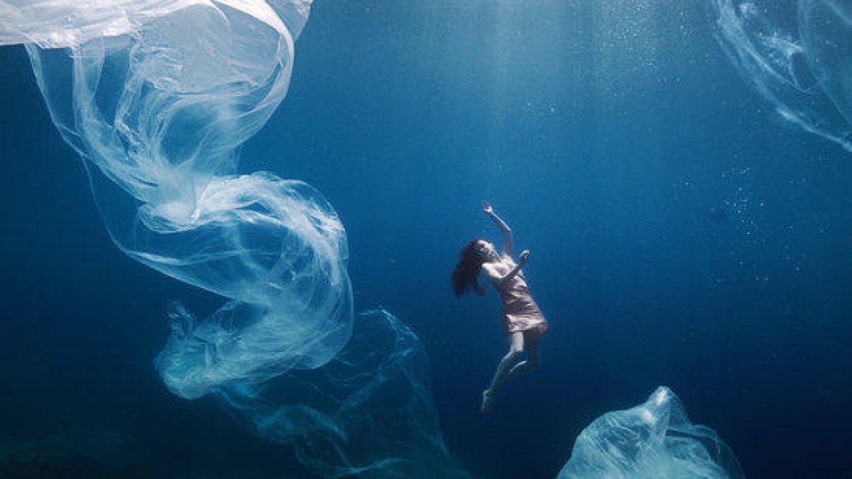 Un fotograma del vídeo de la nova campanya d'estiu d'Estrella Damm, que vol incidir en la protecció del mar Mediterrani.