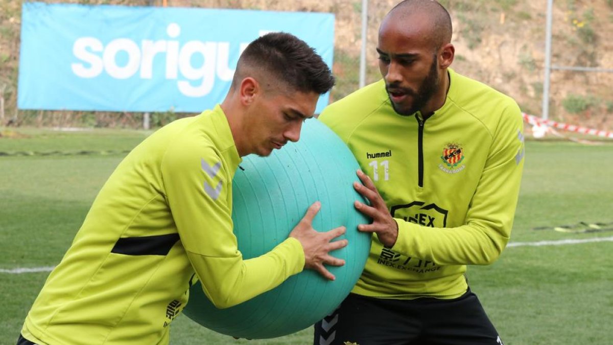 El jugador del filial Sergio Montero y José Kanté, entrenando.