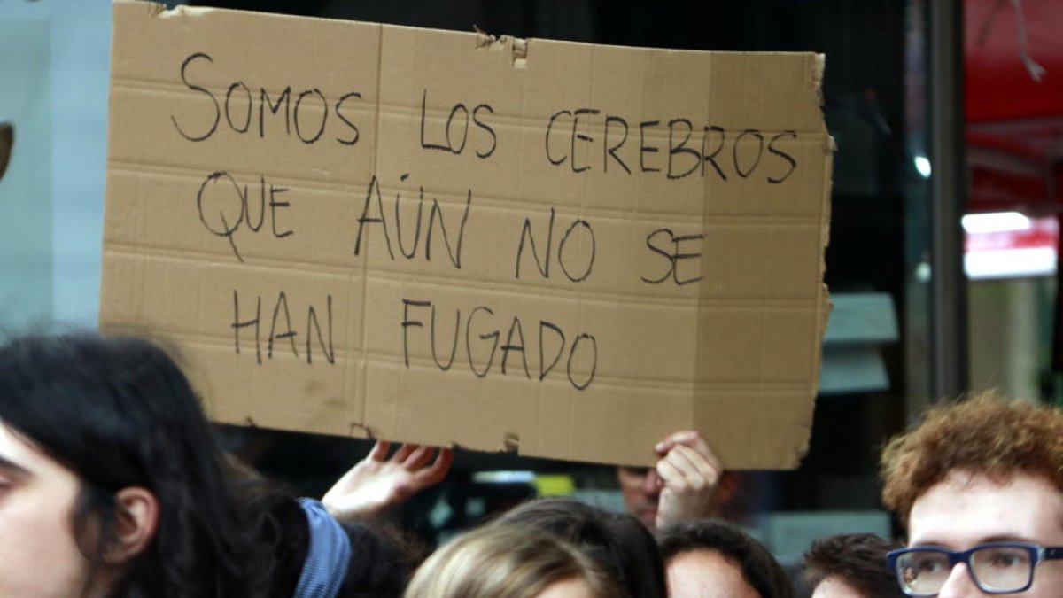 Imagen de archivo de un cartel con el mensaje 'Somos los cerebros que todavía no se han fugado', en la manifestación de doctorandos.