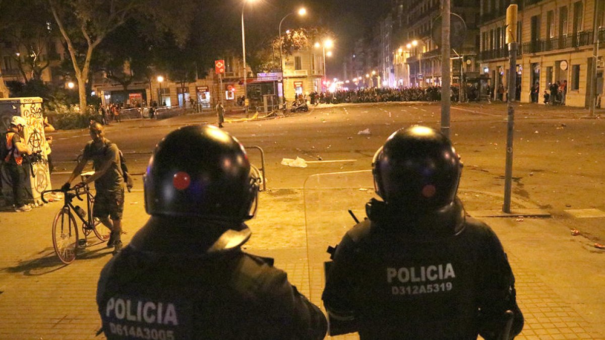 Mossos d'Esquadra llancen boles de foam als manifestants des de plaça Urquinaona amb Pau Claris.