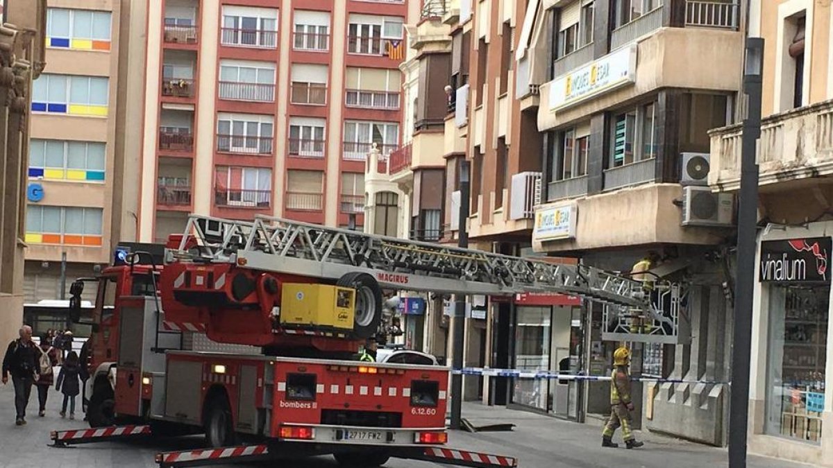 Els bombers revisant una façana a la plaça Corsini.