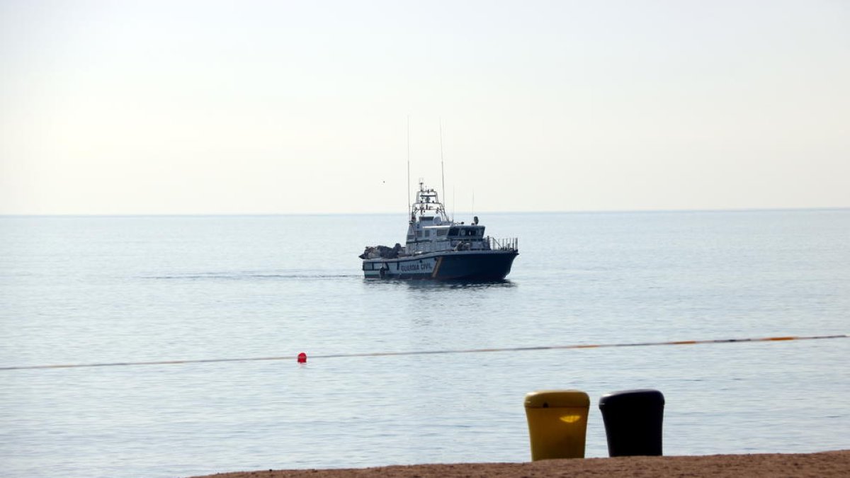 Un barco de la Guardia Civil en la zona de la playa de San Sebastián donde se ha encontrado el artefacto explosivo.