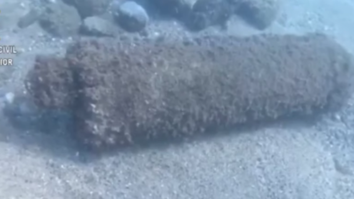 Imagen de la bomba localizada en una playa de Barcelona.