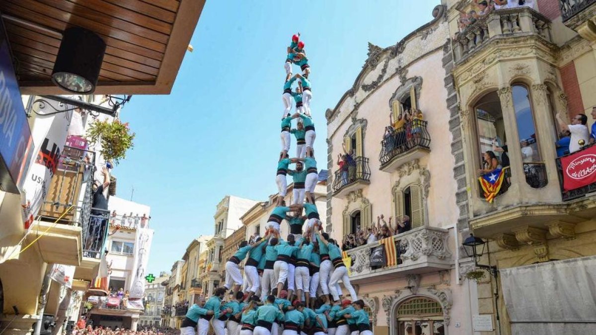 El 3 de 10 amb folre i manilles carregat dels Castellers de Vilafranca.