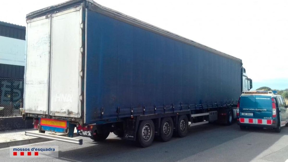 Imatge d'un camió conduït per un individu detingut pels Mossos d'Esquadra per superar en vuit vegades la taxa permesa d'alcoholèmia el 19 d'abril del 2019 a Cambrils. Pla general