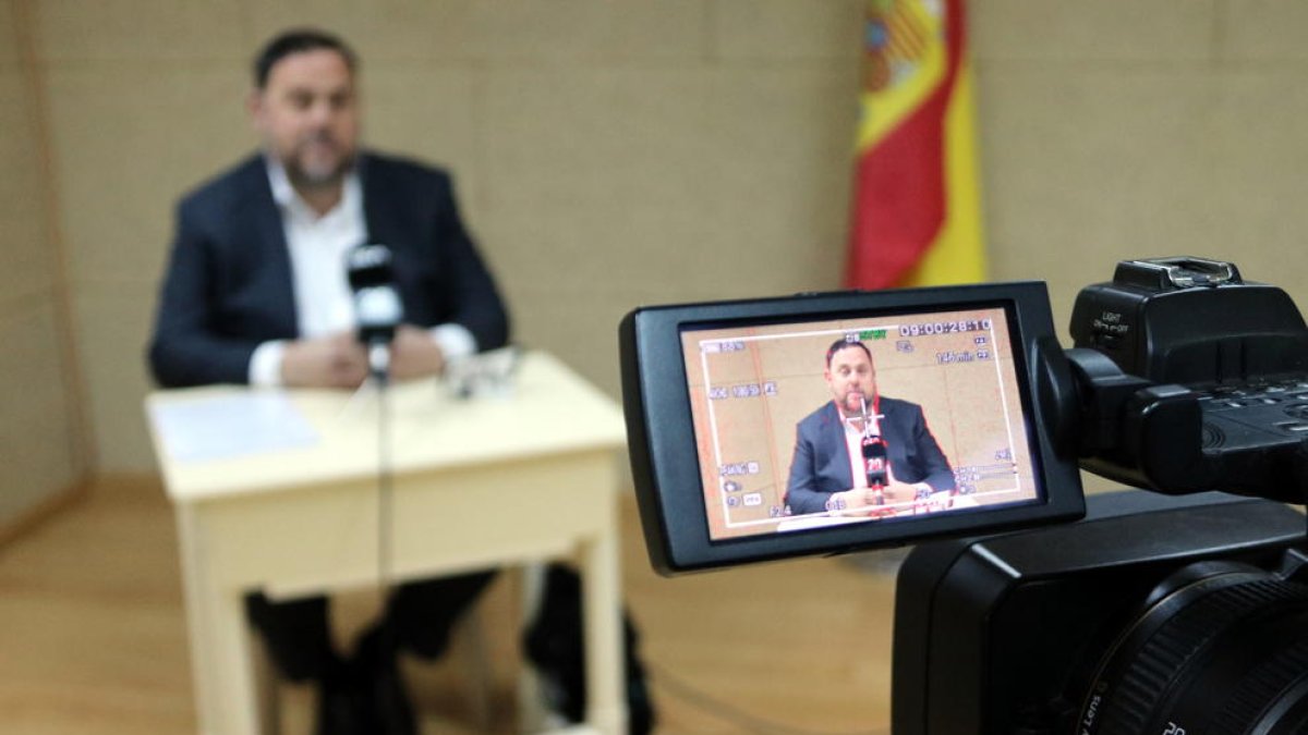 Recurs del visor de la càmera de vídeo durant la roda de premsa que Oriol Junqueras ha ofert per a l'ACN des de Soto del Real aquest 19 d'abril de 2019.