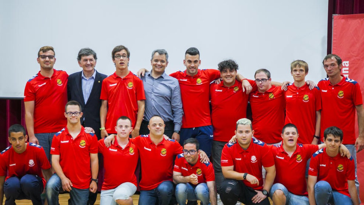 Los jugadores del Nàstic Genuine, con el presidente del club grana, Josep Maria Andreu, durante el acto celebrado hoy.
