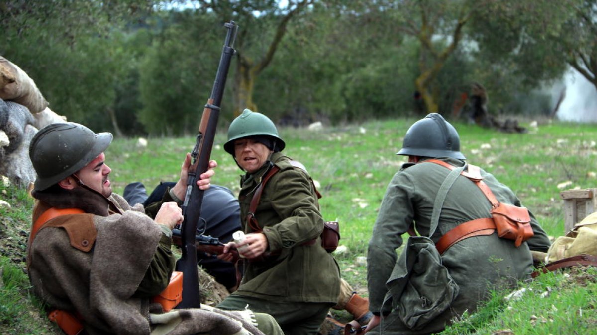 Tres soldados republicanos en las trincheras durante la recreación histórica del último combate de la Batalla del Ebro.