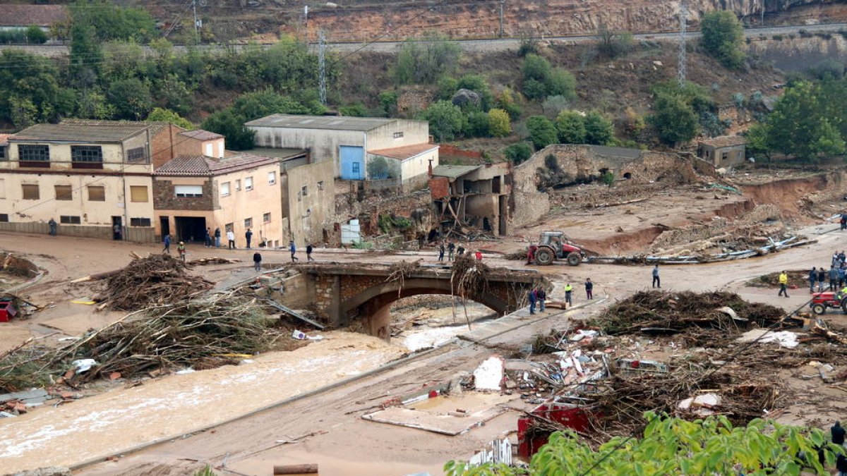 Plano general de la zona de uno de los puentes afectados de l'Espluga de Francolí, con los destrozos y el río bajando con intensidad.