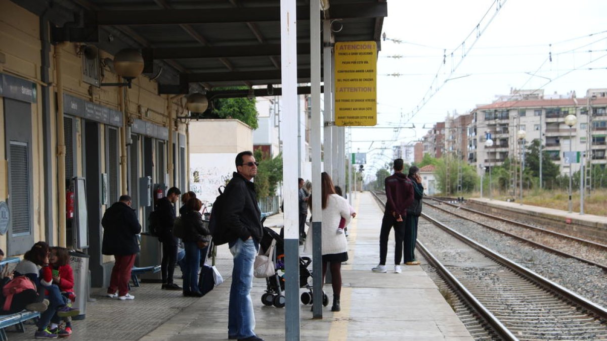 Passatgers a l'estació de Cambrils esperant el tren, després que s'hagi restablert el servei ferroviari entre Cambrils i Vandellòs.