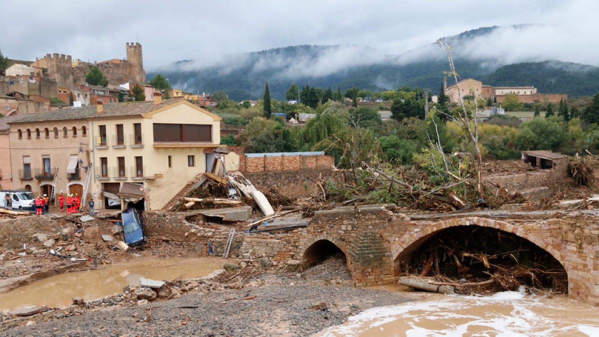 Pla general de les destrosses pel temporal a Montblanc, on es va desbordar el riu Francolí al seu pas pel Pont Vell, i d'efectius treballant en immobles afectats. Imatge del 23 d'octubre del 2019