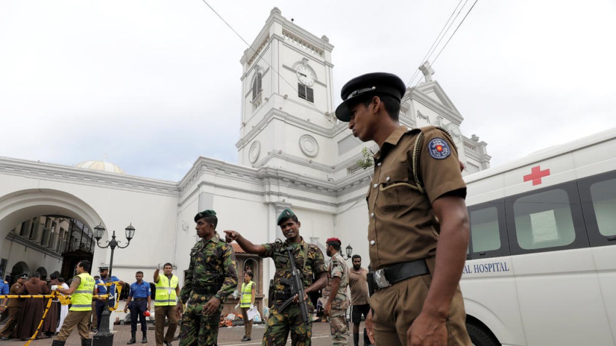 Militares delante de una de las iglesias de Colombo donde se ha producido una explosión.