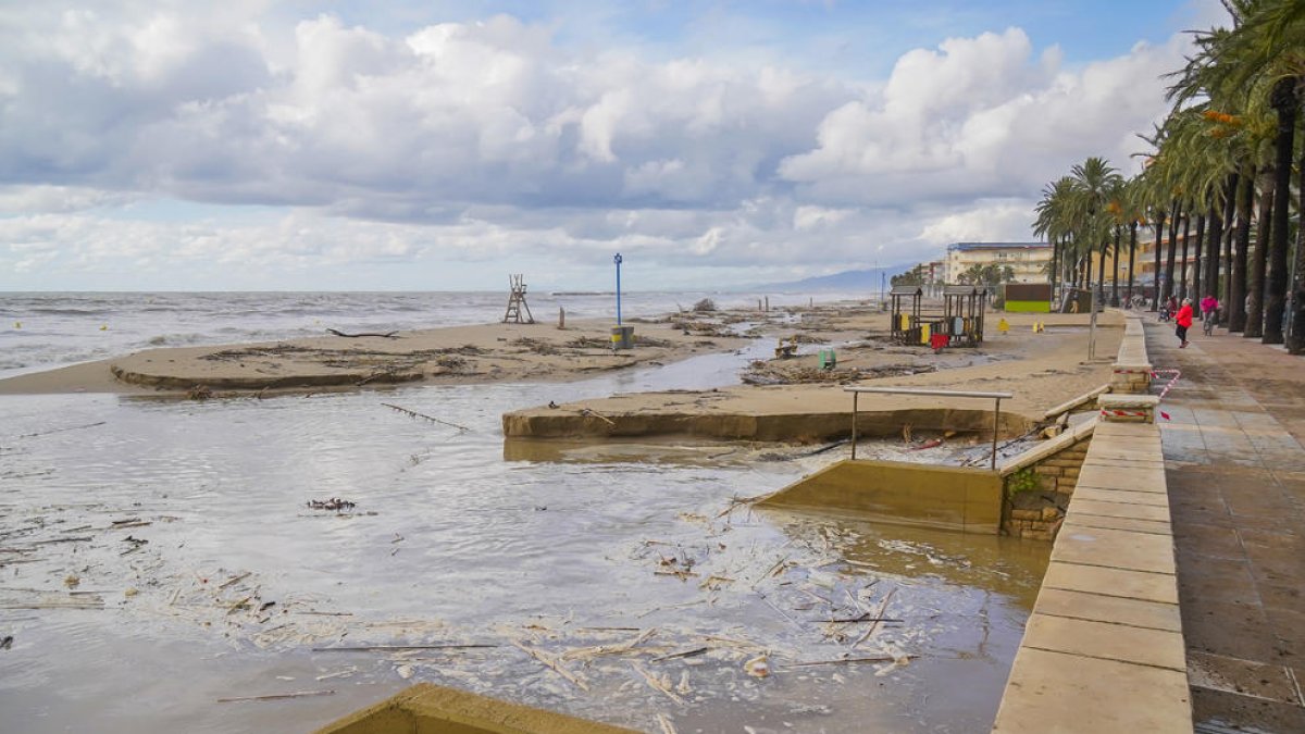 El temporal ha fet desaparèixer la platja a Salou.