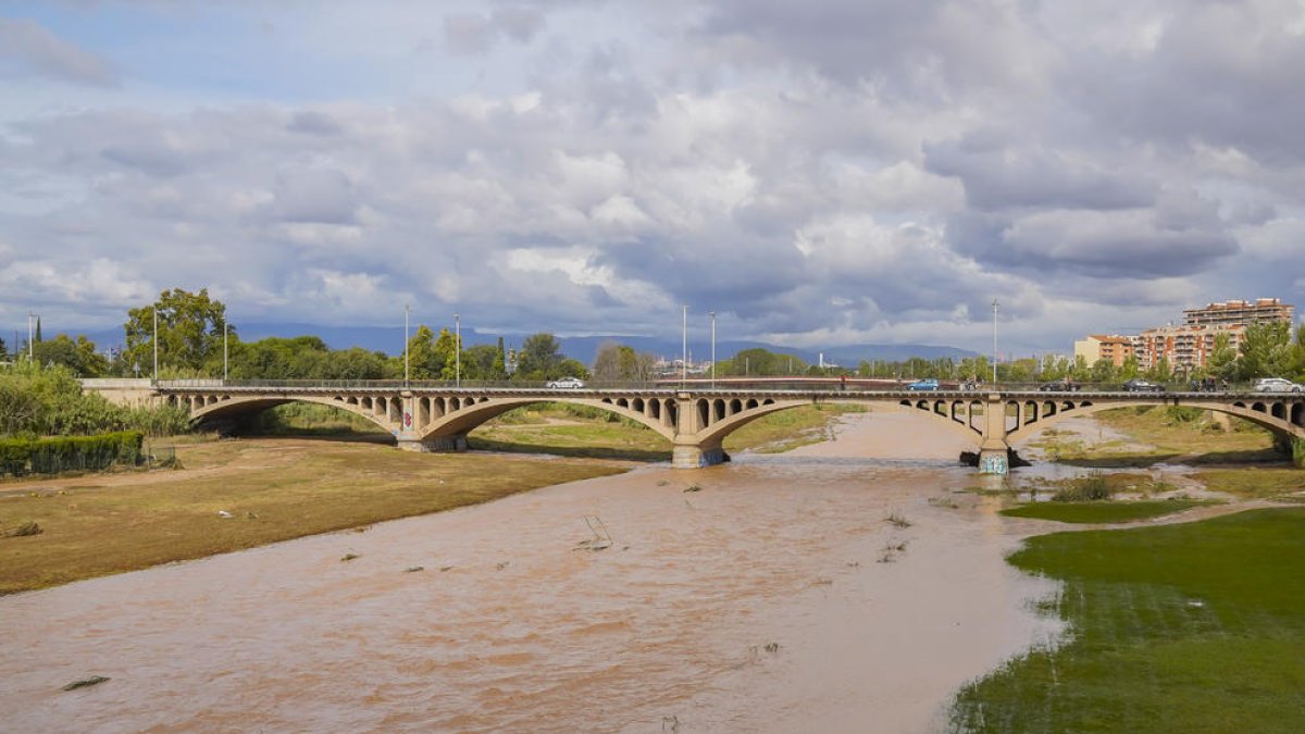 Imatge del riu Francolí amb gran quantitat d'aigua.