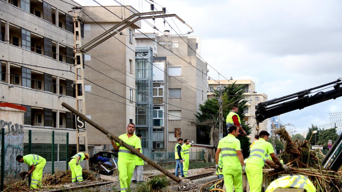 Trabajadores de Adif en las tareas para poner en servicio el corredor del mediterráneo en Salou.