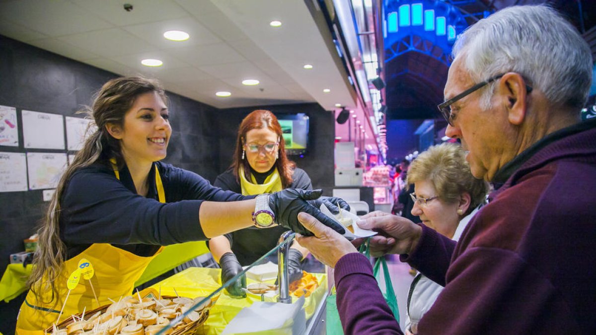 Ahir, al Mercat Central, es va repartir la típica botifarra d'ou en l'estand La Teca i la Meca.