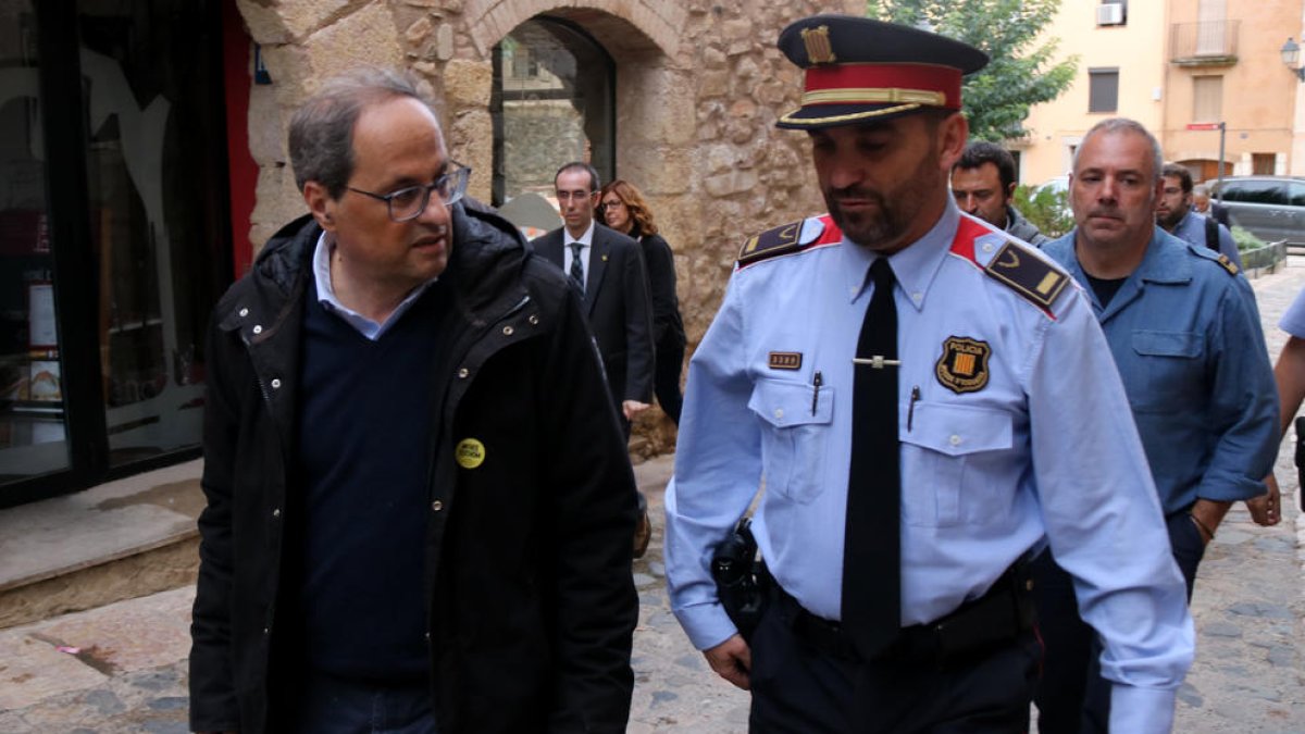 Pla mitjà del president Torra a la seva arribada a Montblanc per reunir-se amb els alcaldes. Imatge del 23 d'octubre de 2019