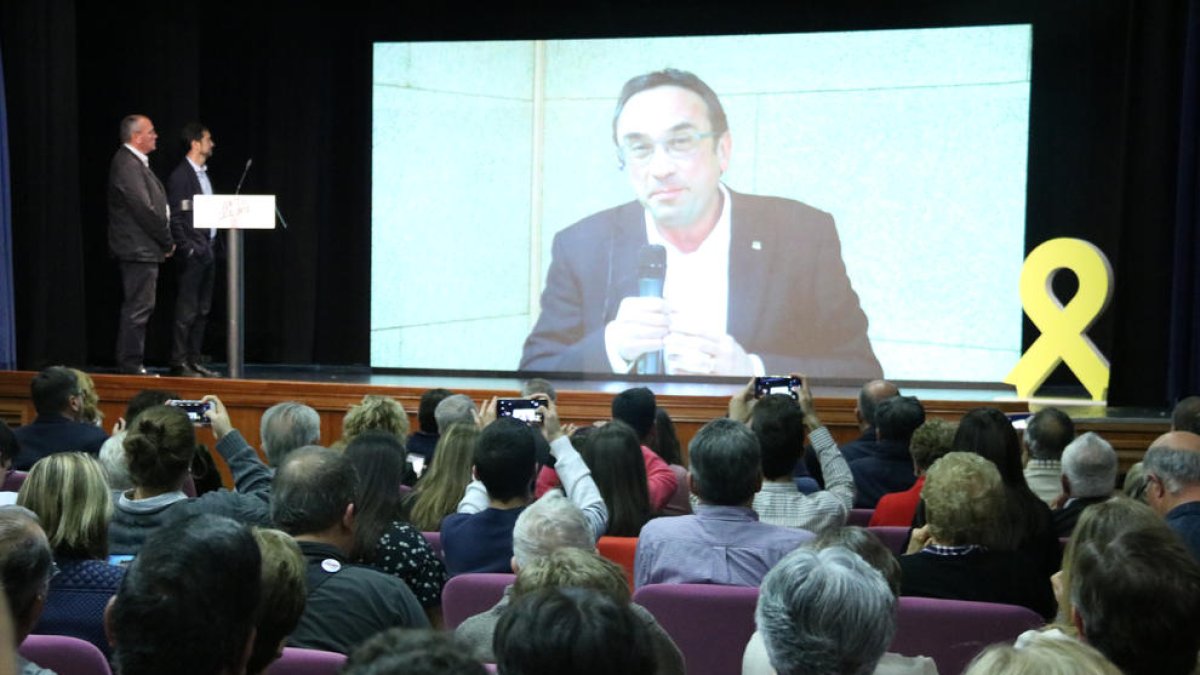 El cap de llista de JxCat per Tarragona, Josep Rull, en videoconferència des de Soto del Real a l'acte a Reus.