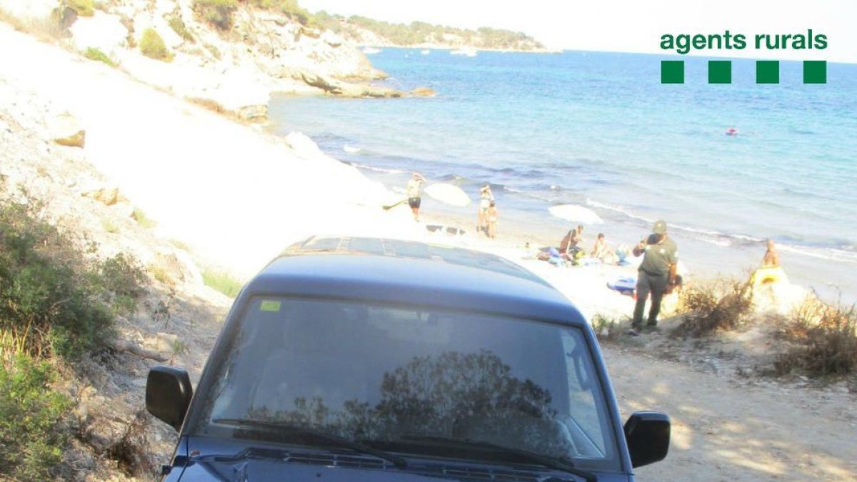 Imagen del todoterreno estacionado en una zona de playa no autorizada en el Perelló.