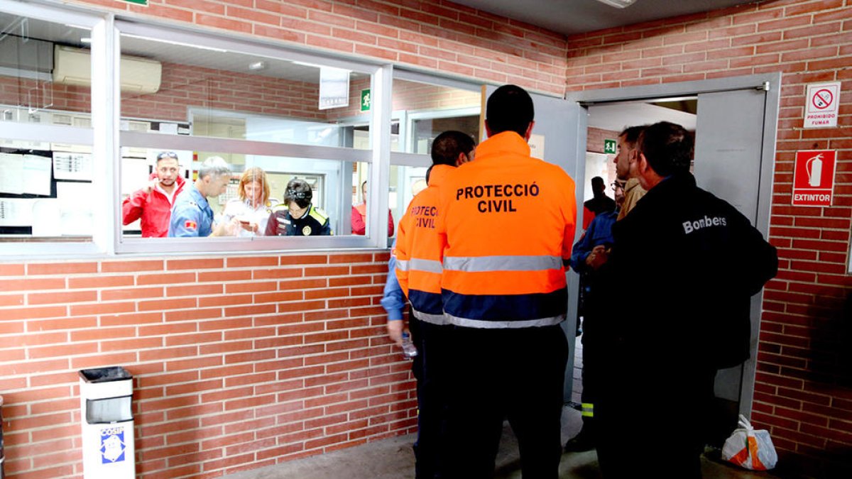 Los efectivos y responsables de Bomberos y de Porteccció Civil en el Centro de Mando de Montblanc.