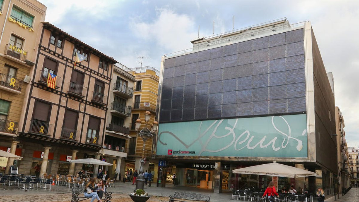 El restaurante del Gaudí Centre, ahora inactivo, se localiza a la parte superior del edificio.