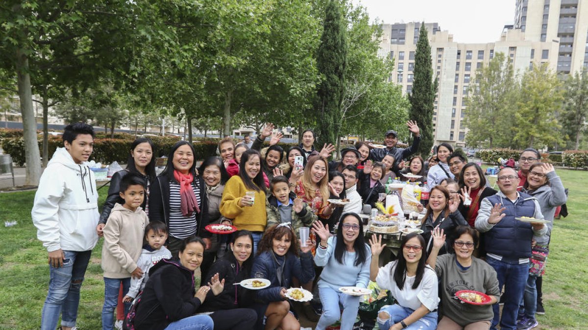 Un grup nombrós de persones que van escollir el Parc del Francolí per passar el dia de la Mona amb la família i els amics.