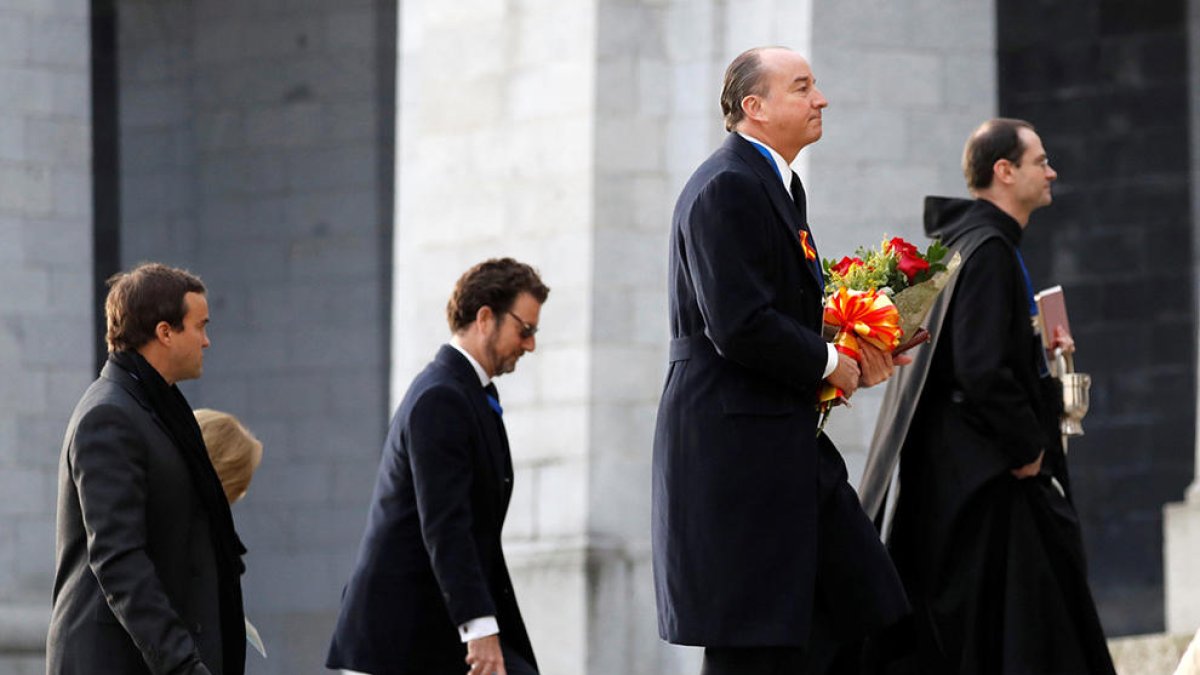 El prior i familiars de Franco entren a la basílica del Valle de los Caídos.