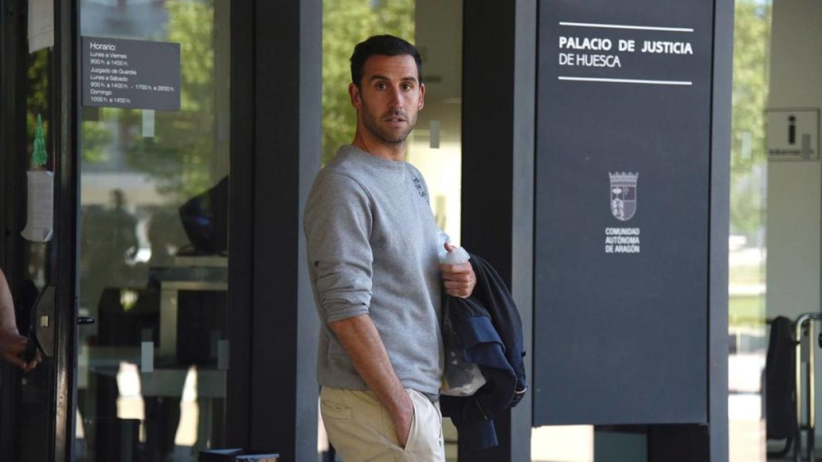 El jugador del Deportivo Íñigo López després de ser posat en llibertat amb càrrecs