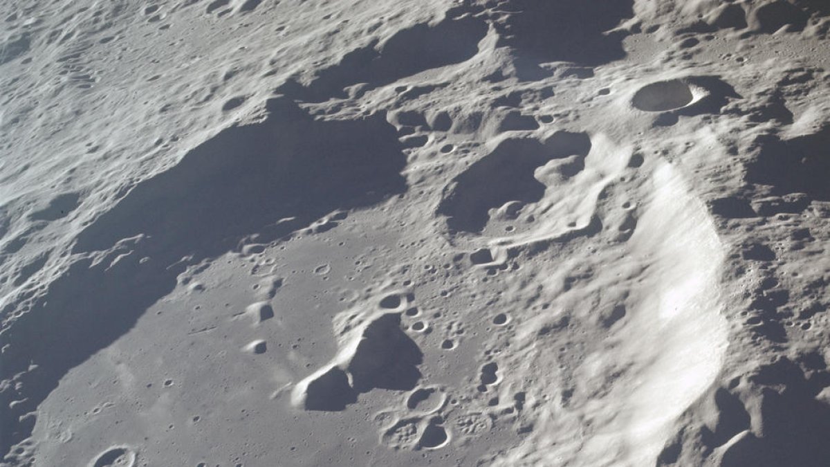 Imatge de la conca d'Aitken realitzada des de la missió Apolo 17.