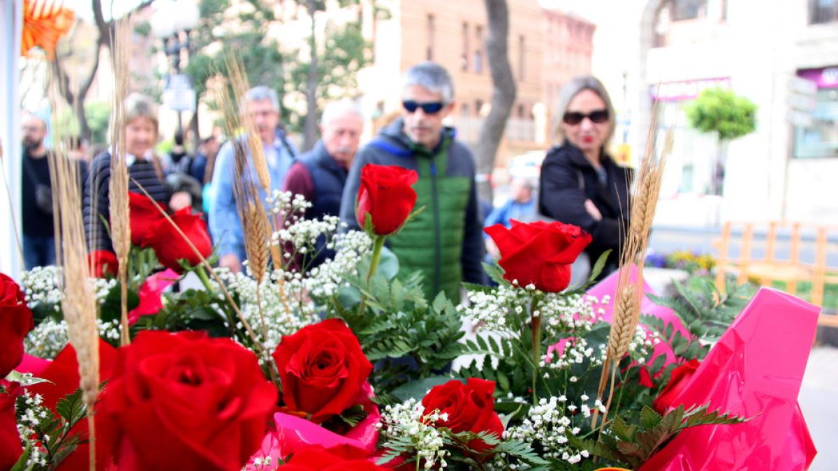 Pla mitjà d'unes roses vermelles, en una parada de la Rambla Nova de Tarragona, el dia de Sant Jordi.