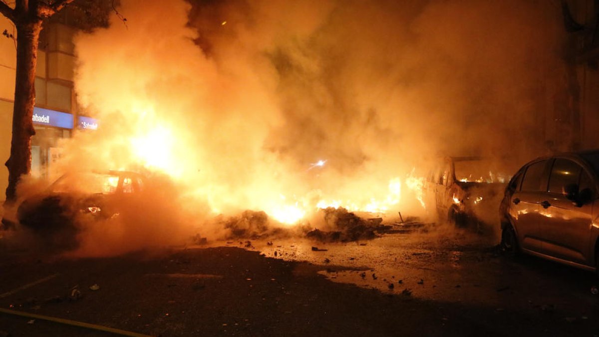 Diversos cotxes cremant en els aldarulls posteriors a una manifestació contra la sentència de l'1-O.