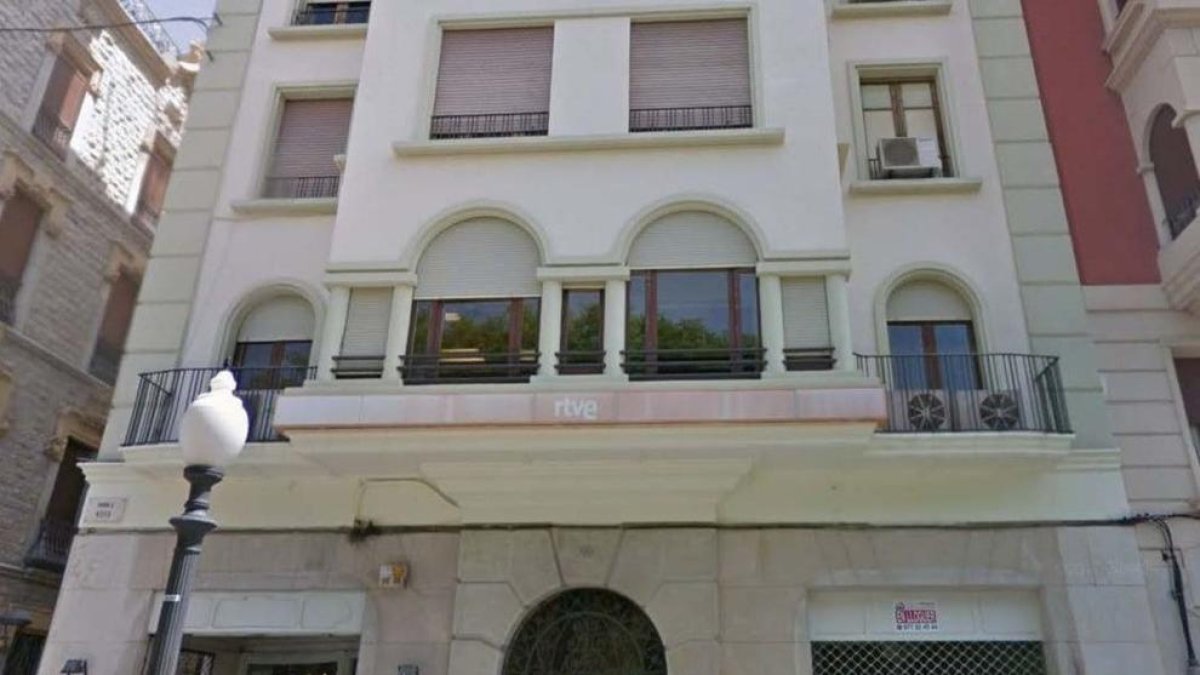 El pis es troba a la Rambla Nova, prop del Balcó del Mediterrani.