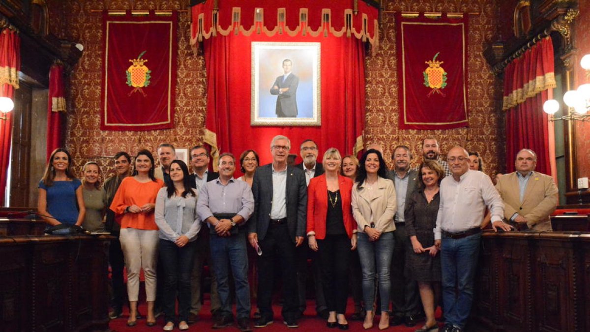 Fotografia de família dels regidors del mandat 2015/2019, feta ahir al saló de plens de l'Ajuntament, amb algunes absències.
