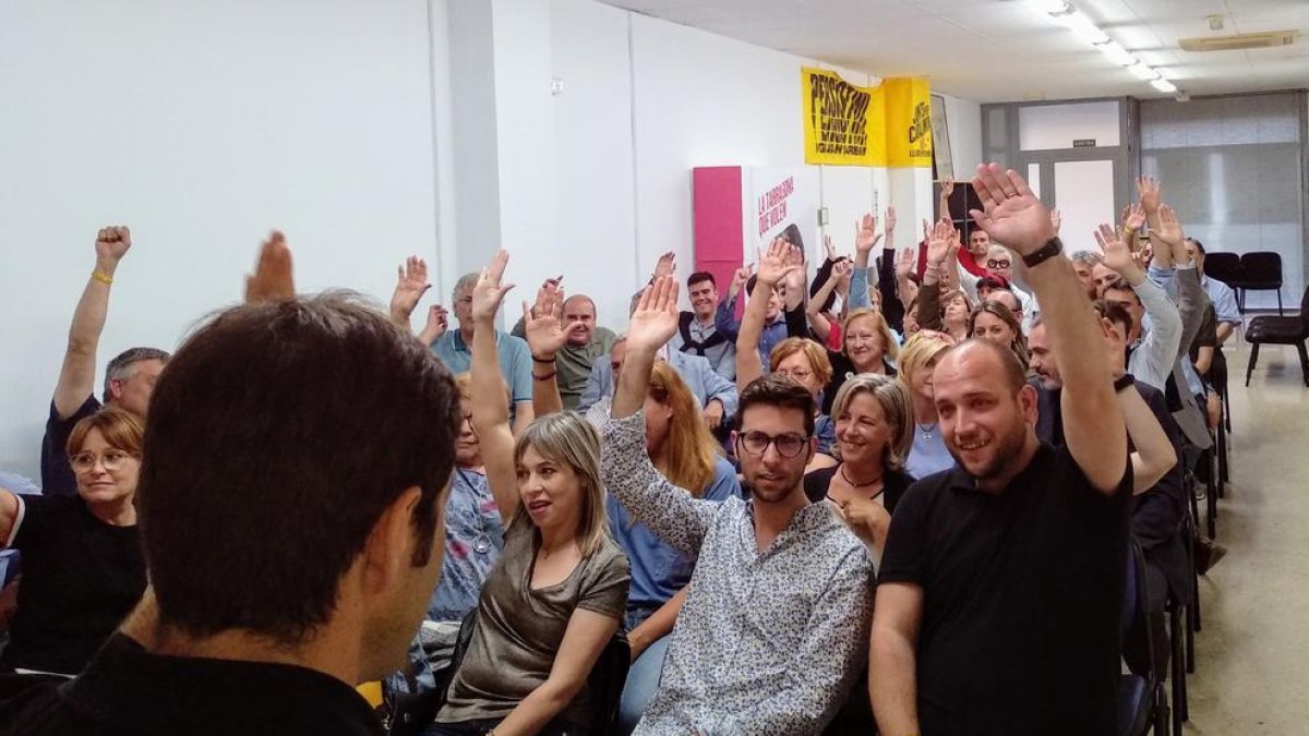 Los asociados del partido votaron ayer jueves a mano alzada durante la asamblea a la sede de la avenida Rovira i Virgili.
