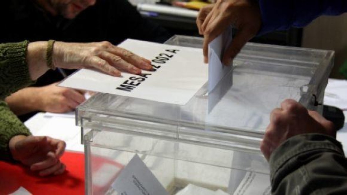 Un ciudadano deposita un voto en una urna