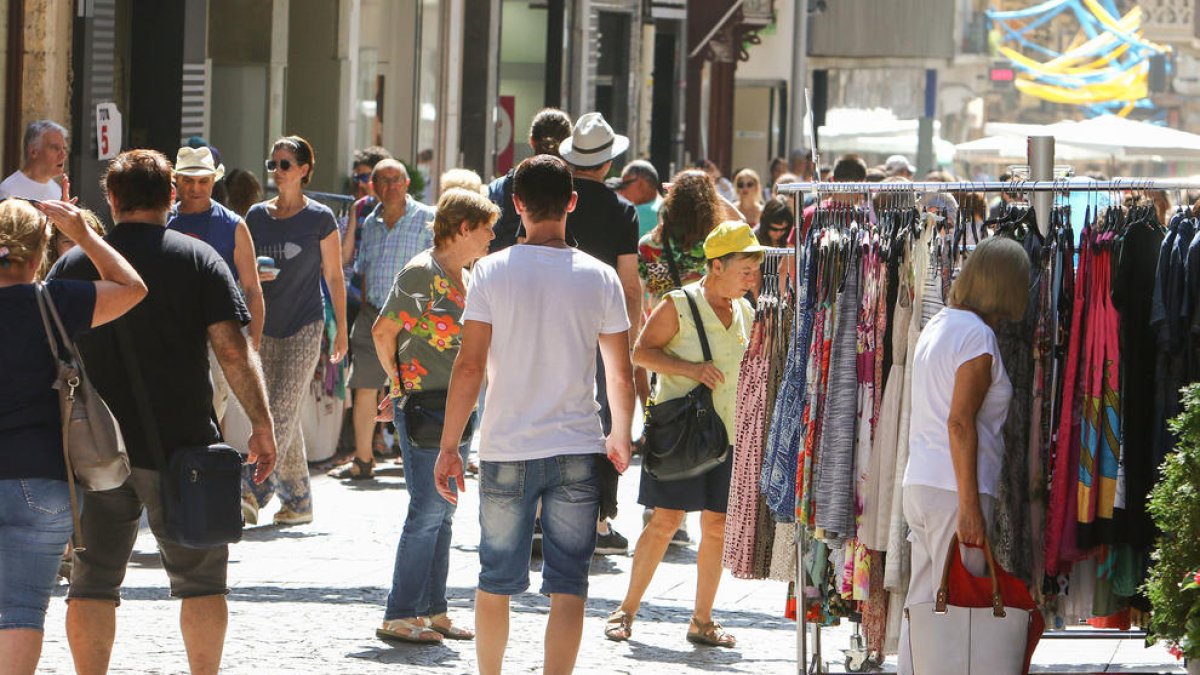 A primera hora es va registrar una gran afluència de persones a les parades.