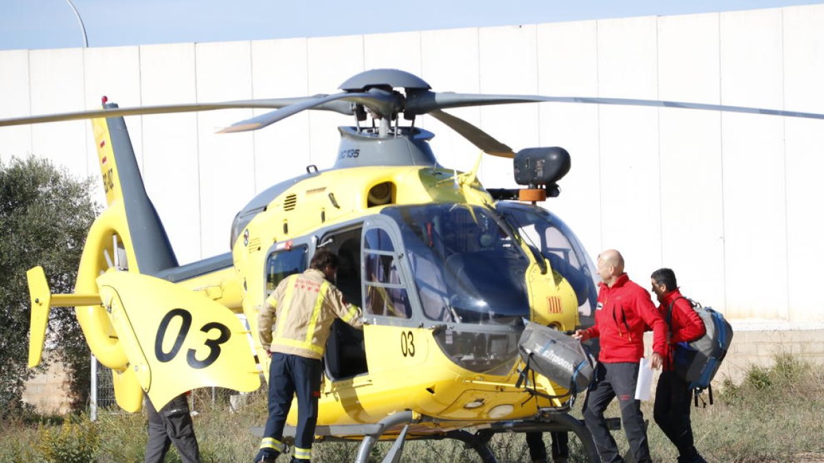 Pla general d'un helicòpter i bombers al centre de comandament instal·lat a Montblanc en el dispositiu de recerca dels desapareguts pel temporal. Imatge del 25 d'octubre del 2019