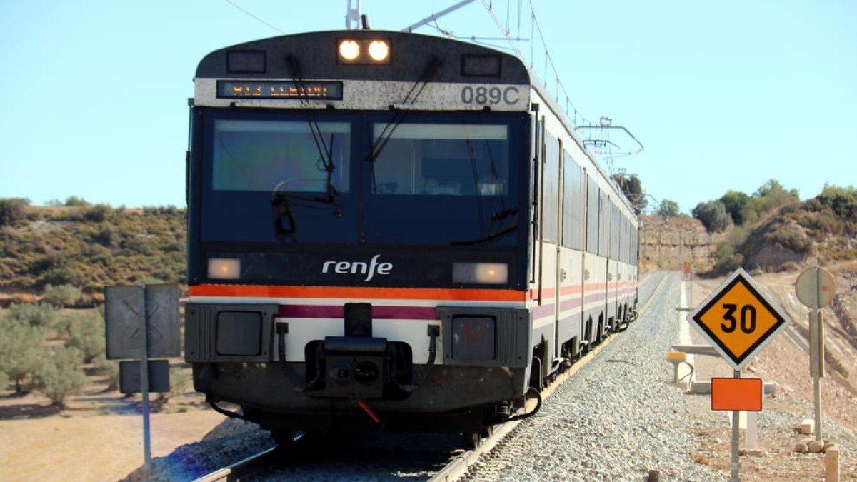 Un comboi de la R12 circulant pel terraplè on s'han fet obres entre Tàrrega i Cervera.