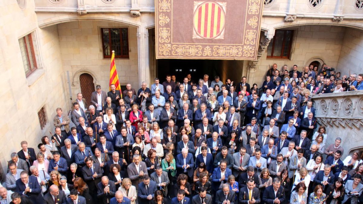 Els alcaldes amb el president i vicepresident del Govern, Quim Torra i Pere Aragonès, i el president del Parlament, Roger Torrent, al Palau de la Generalitat.