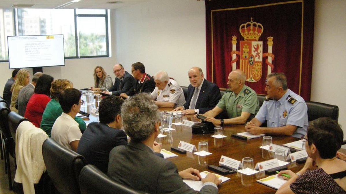 Pla general de la reunió del subdelegat del govern espanyol a Tarragona, Joan Sabaté, amb representants de les institucions i entitats participants al circuit d'actuació contra el tràfic de persones. Imatge del 13 de juny del 2019
