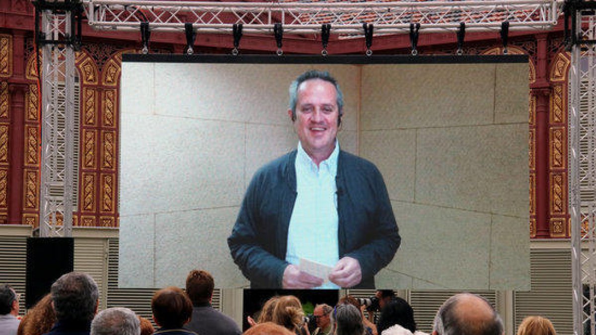 Imagen de archivo del cabeza de lista de JxCat en Barcelona, Quim Forn, durante la videoconferencia desde la prisión de Soto del Real en el Mercat de Sant Antoni.
