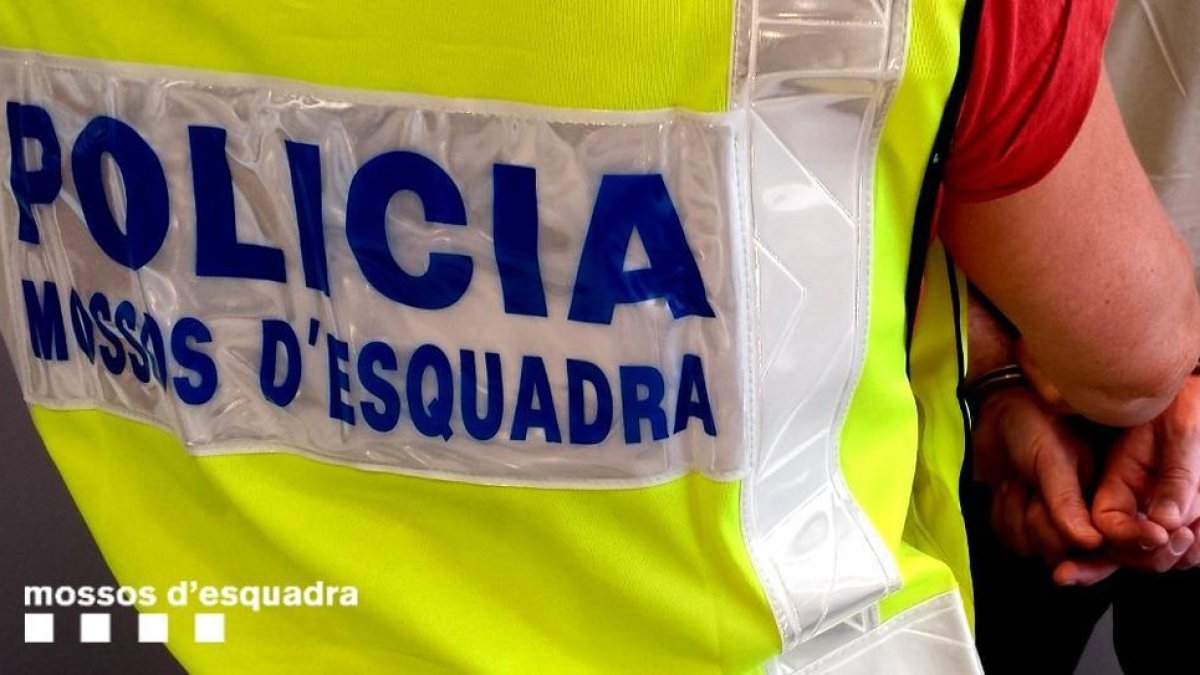 El hombre murió cuando lo estaban trasladando los MOssos.