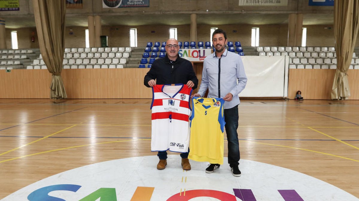 A l'esquerra de la imatge, Jordi Balaguer, entrenador del Club Bàsquet Valls, acompanyat del tècnic del CB Salou, Jesús Muñiz.