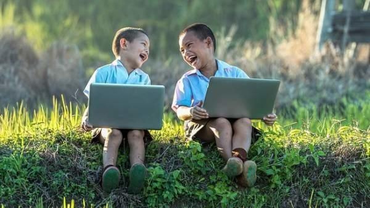 Dos niños con un ordenador.